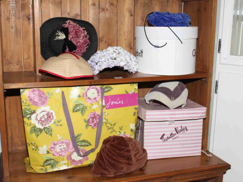 Thirteen ladies vintage and other hats in two hat boxes and bag