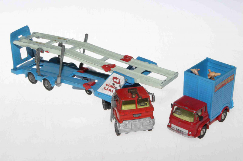 Corgi Car Transporter and Bedford Chipperfield Giraffe truck (2)