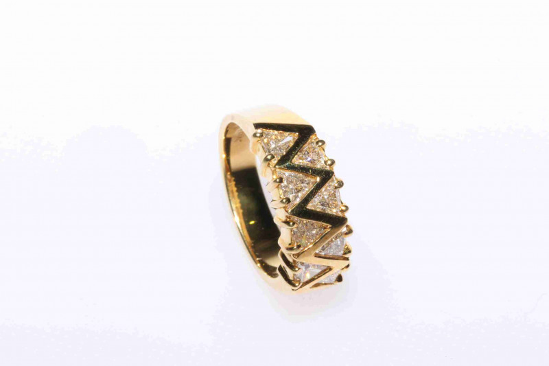 18 carat gold 'Zig Zag' ring set with eight trillion cut diamonds, size M