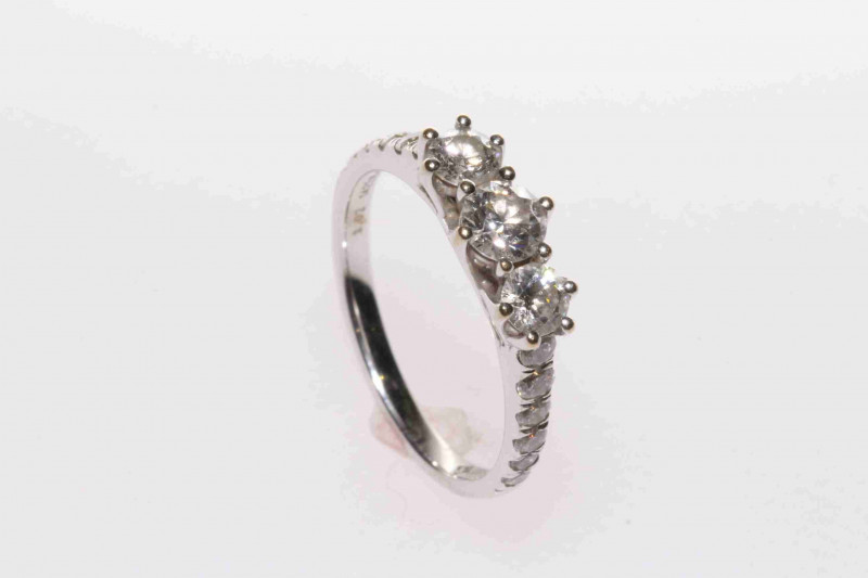 18 carat gold three-stone diamond ring, size J½
