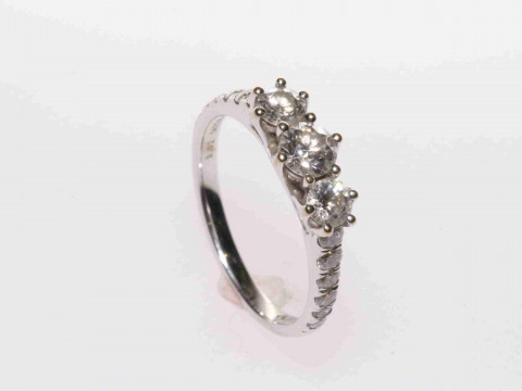 18 carat gold three-stone diamond ring, size J½