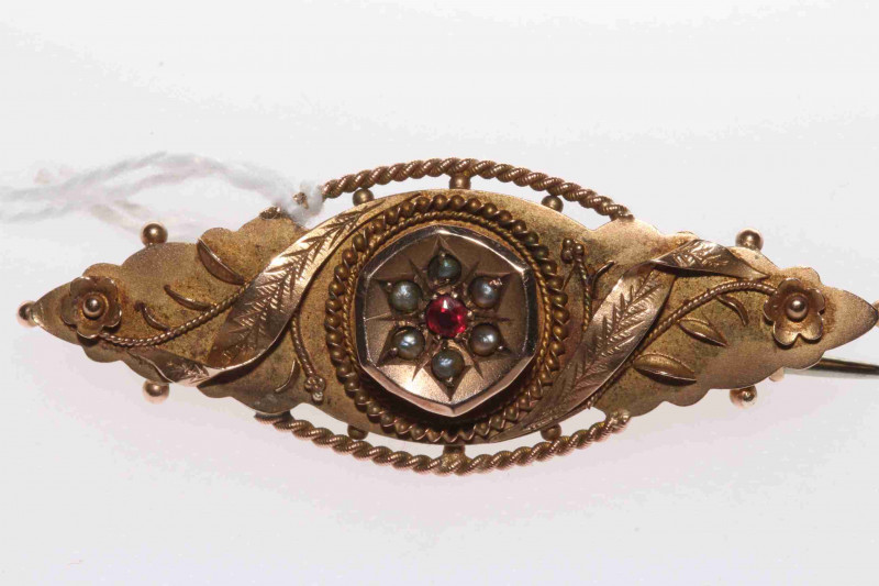 Victorian 9 carat gold brooch
