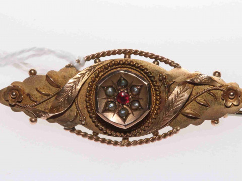 Victorian 9 carat gold brooch
