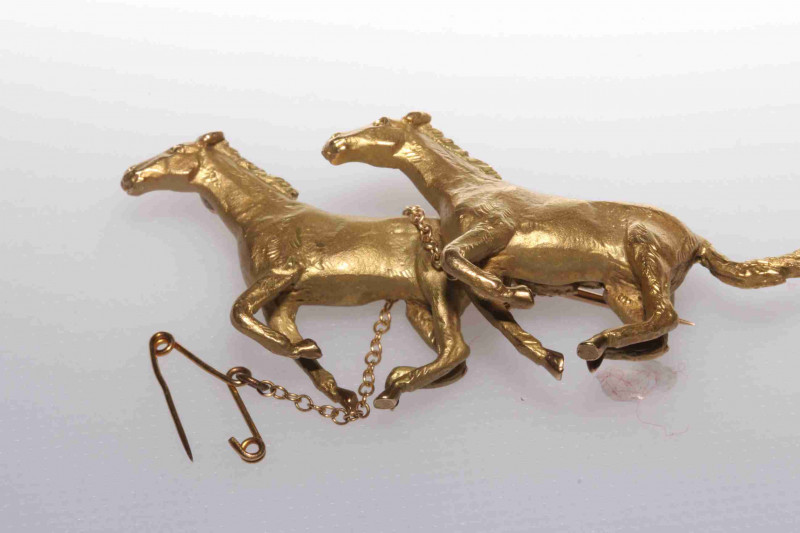 Gold brooch modelled as two galloping horses, stamped 385, 18.5 grams