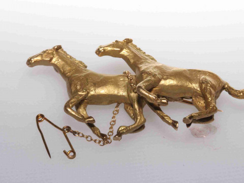 Gold brooch modelled as two galloping horses, stamped 385, 18.5 grams