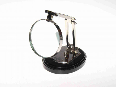 Desk top magnifying glass
