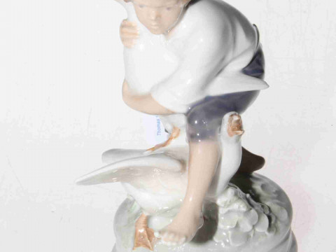 Royal Copenhagen figure, Goose Thief