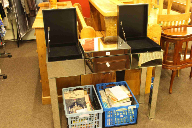 As new mirrored triple hinged lid dressing table