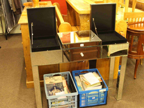 As new mirrored triple hinged lid dressing table