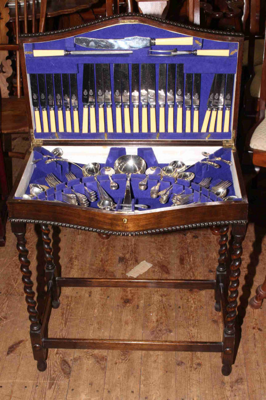 Viner and Hall oak table canteen of cutlery