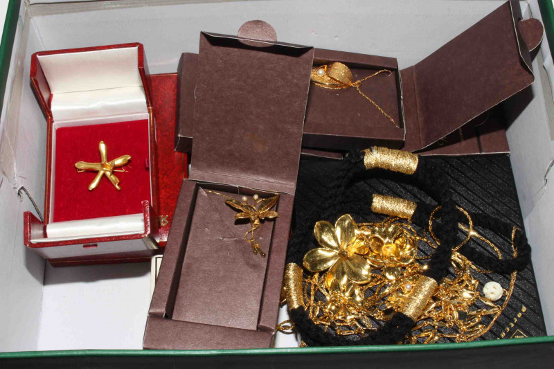 Collection of Singaporean gold plated necklaces and chains including Risis gold plated natural orchids