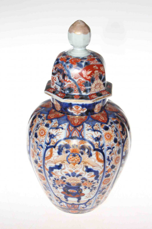 Japanese Imari vase and cover, late 19th/early 20th Century, 36cm
