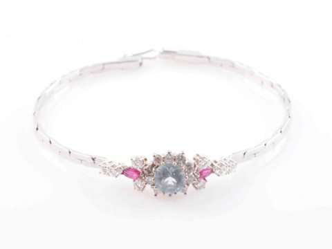 AN AQUAMARINE, DIAMOND AND RUBY BRACELET, the round cut aquamarine claw...