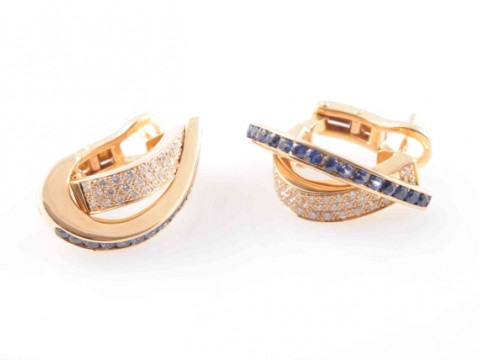 A PAIR OF SAPPHIRE AND DIAMOND EARRINGS, the curved crossover style mounts...