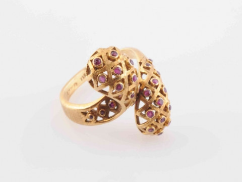 A BYZANTINE RUBY AND GOLD RING BY LALAOUNIS, the crossover style mount...