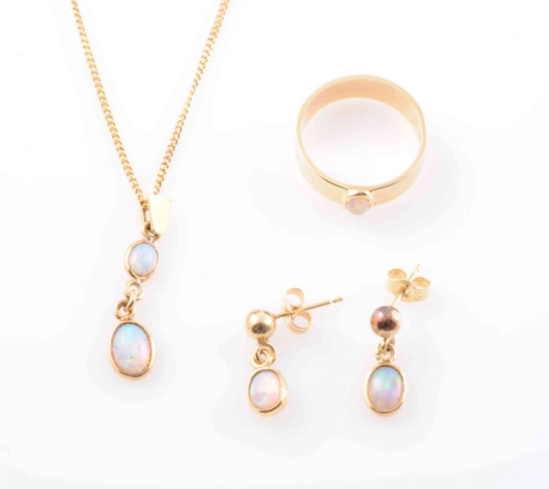 A COLLECTION OF OPAL AND GOLD JEWELLERY TO INCLUDE A NECKLACE, the two graduating oval cut opals collet set on articulated links, suspending from a fine curb link chain with bolt ring clasp. Stamped 375. Total length 45cm; A PAIR OF OPAL EARRINGS, the sin