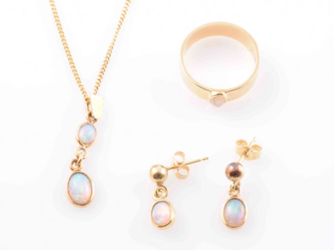 A COLLECTION OF OPAL AND GOLD JEWELLERY TO INCLUDE A NECKLACE, the two...