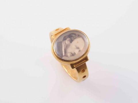 ROYAL INTEREST: A 19TH CENTURY RING, the oval mount with a photograph...