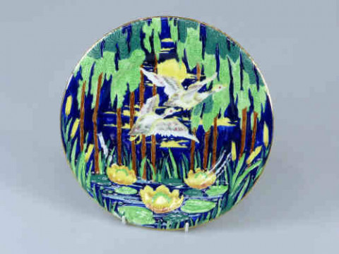 Maling Plate decorated with swans and water lilies