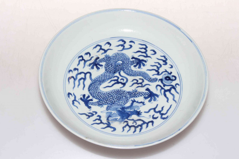 Chinese blue and white dish, decorated with dragons