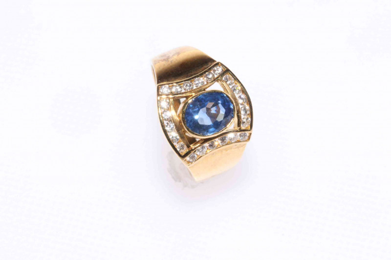 18 carat yellow gold, sapphire and diamond ring