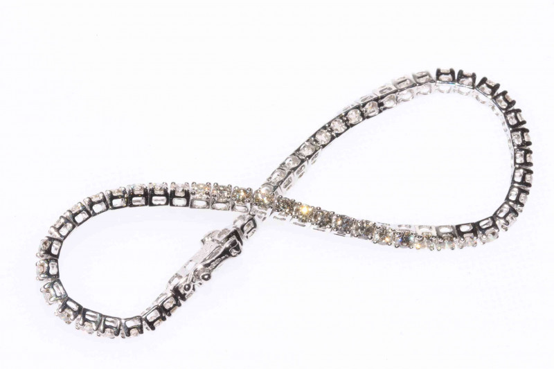 Diamond tennis bracelet, approximately 5 carats of diamond