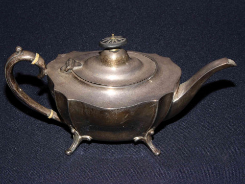 Silver teapot, Birmingham 1910, 18.7oz