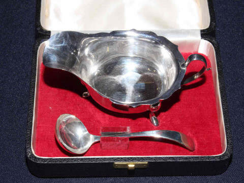 Silver sauce boat and ladle, Emil Viner, Sheffield 1961 and 1962, boxed