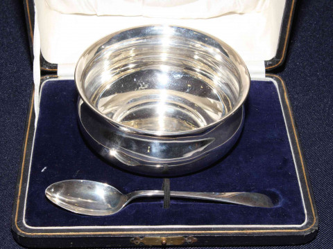 Silver bowl and spoon, Sheffield 1922, boxed