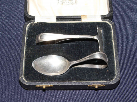 Silver pusher and spoon, boxed