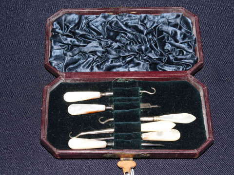 Victorian etui with mother-of-pearl handles