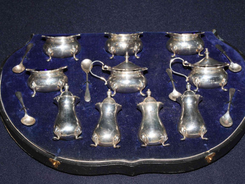Good George V silver cruet set, Birmingham 1920, comprising four salts,...