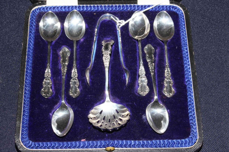 Set of six silver teaspoons, tongs and sifting ladle, cased
