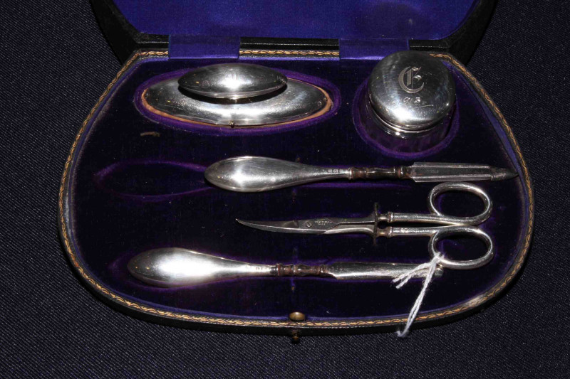 Cased silver mounted manicure set, Birmingham 1911