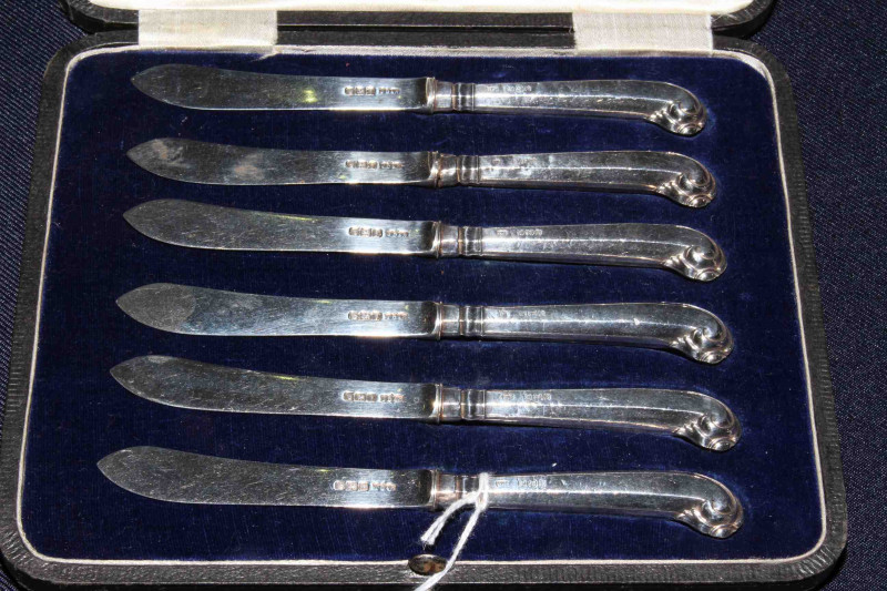 Cased set of silver pistol grip dessert knives, Sheffield 1917