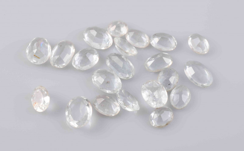 A COLLECTION OF LOOSE AQUAMARINES, oval cuts of varying sizes. Total weight 20.02cts.
