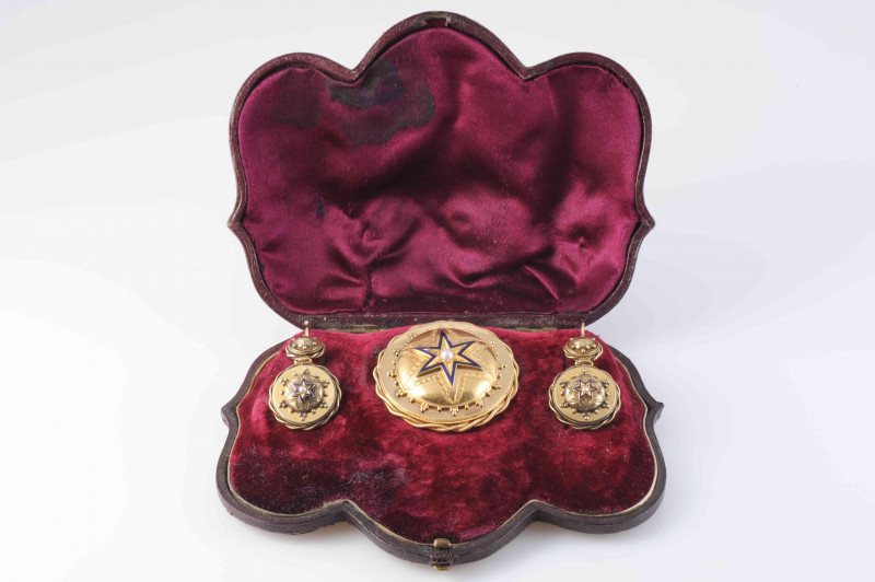A MID VICTORIAN BROOCH AND EARRING DEMI-PARURE, the circular mounts with subtle beaded and rope work metal detailing, set to the centre with domed mounts set with enamel star shape design and engraved detailing, the brooch with brooch pin fitting and glas