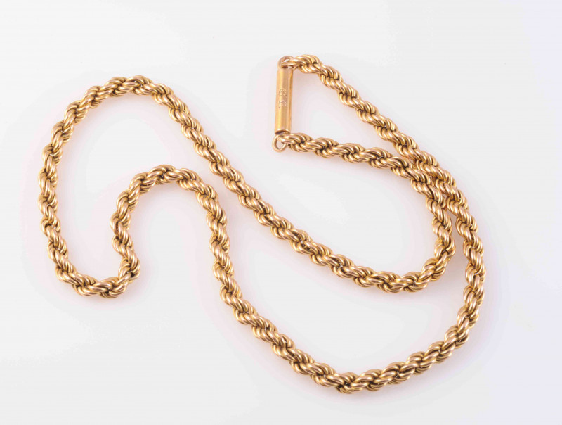 A HEAVY YELLOW METAL CHAIN, of twisted links with integral tongue barrel clasp engraved with initials CR. Weight 19.1gms. Total length 49cm.
