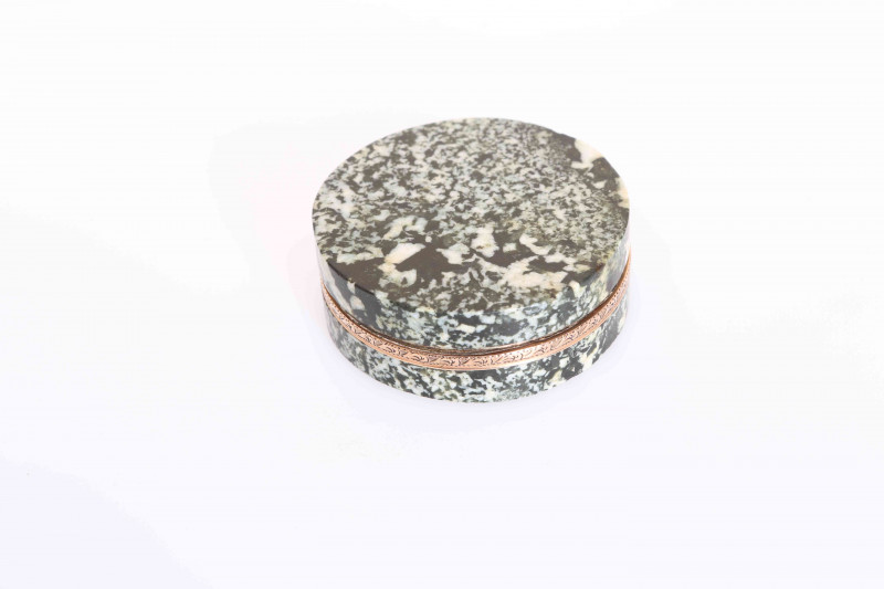 A GOLD MOUNTED SERPENTINE SNUFF BOX, EARLY 19TH CENTURY, circular, the mounts chased with delicate scrolls. 5.5cm