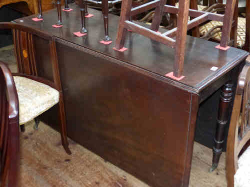 Late Georgian Mahogany Drop Leaf Dining Table on Turned Legs