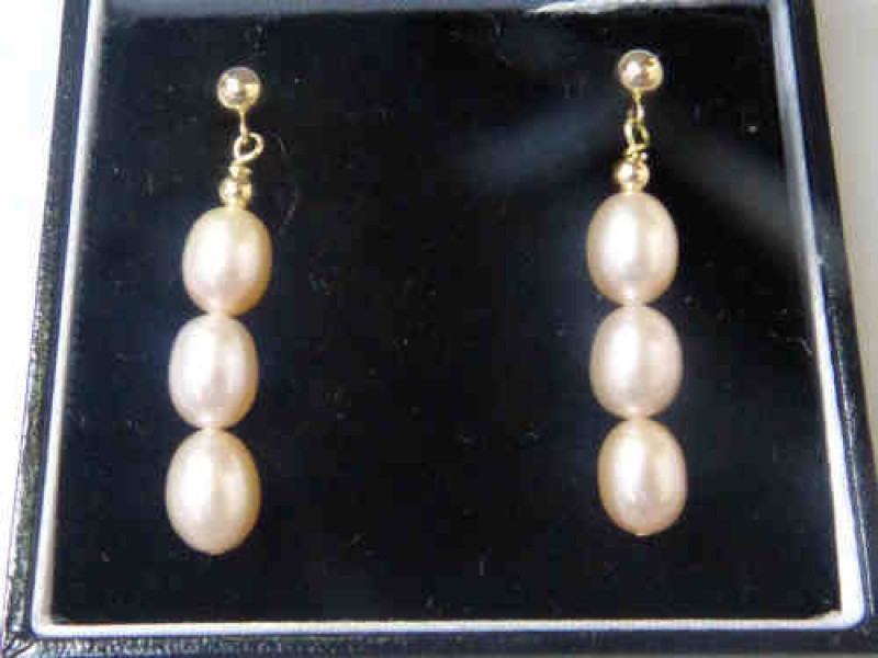 Pair of Three-drop Cultured Pearl Earrings with 9ct Gold Mounts, 35mm Drop