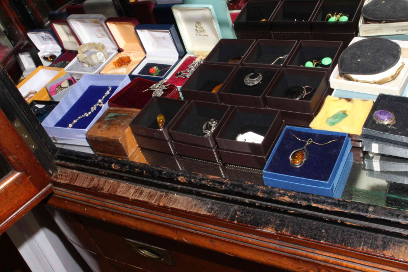 Collection of boxed jewellery, including silver mounted pendants, necklace, brooches, compacts etc