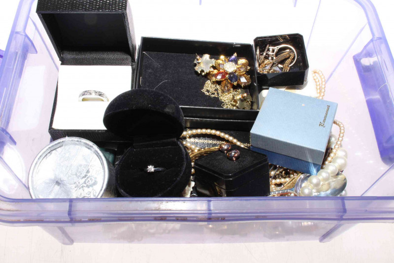 Box of jewellery