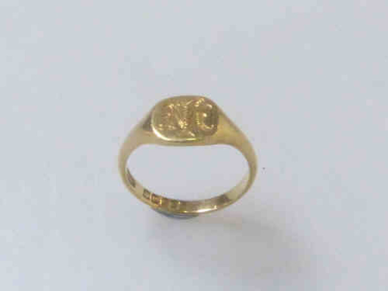 18ct Gold Signet Ring, Monogrammed, 4.6 grams, Size O 1/2