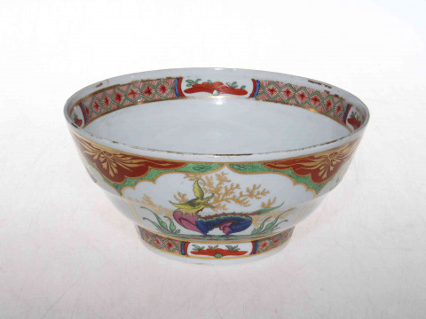 19th Century porcelain bowl with Chinoiserie decoration in panels, polychrome...