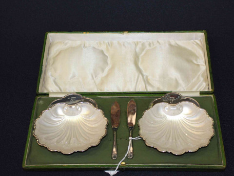 Cased pair of silver shell shaped butter dishes, Sheffield 1911