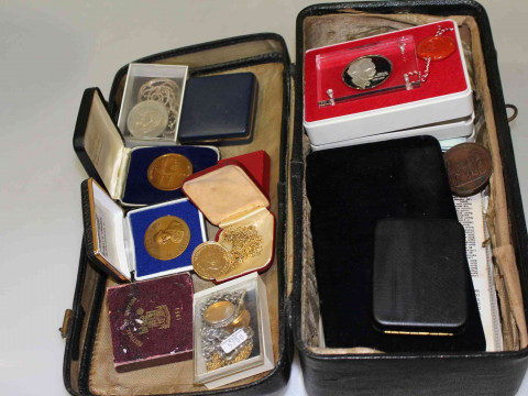 Small case with mostly collectable coins
