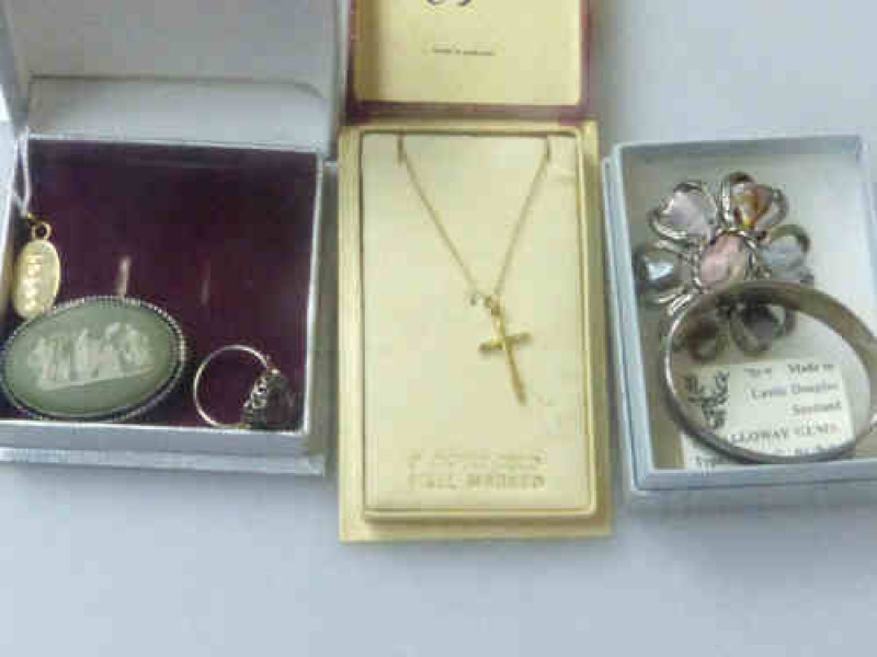 9ct Gold Pendant, 9ct Gold Pendant on Chain, Wedgwood Cameo Brooch etc 5.2grams of Gold