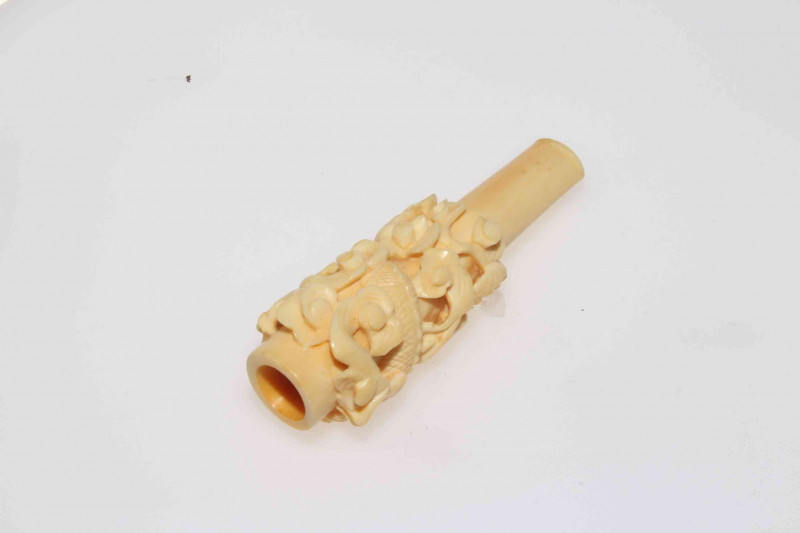 Antique Chinese carved ivory cigar holder, 9.5cm.