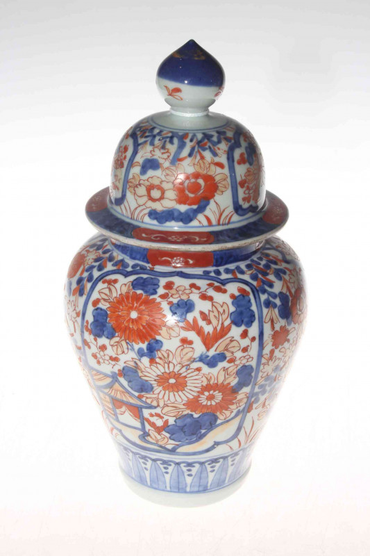 Imari vase and cover, late 19th Century, 29.5cm.